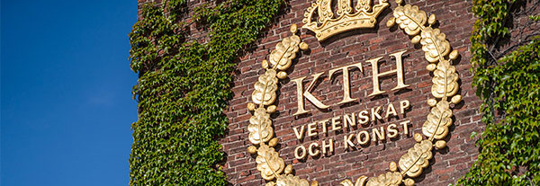 KTH:s logga i guld på fasad på KTH Campus