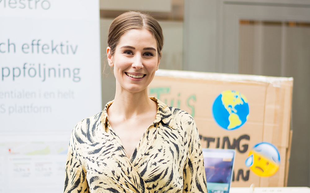 Porträtt på Amanda Fors framför en roll-up från exjobbsmässan i Kista 13 okt 2021.
