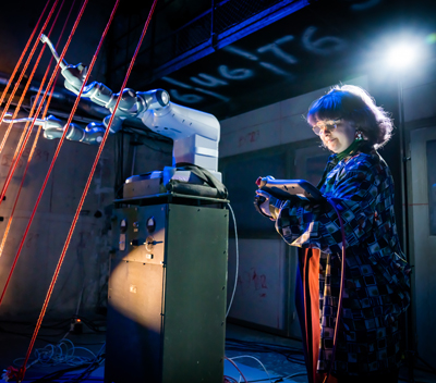 Elsa Benzinger programmerar hur Queen hur spelar på musikinstrumentet Vocal Chorder.