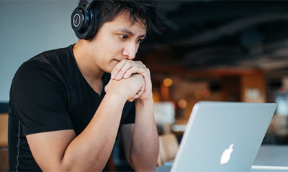 Person som sitter koncentrerat framför en laptop