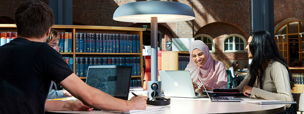 Studenter pluggar ihop i KTH Biblioteket.