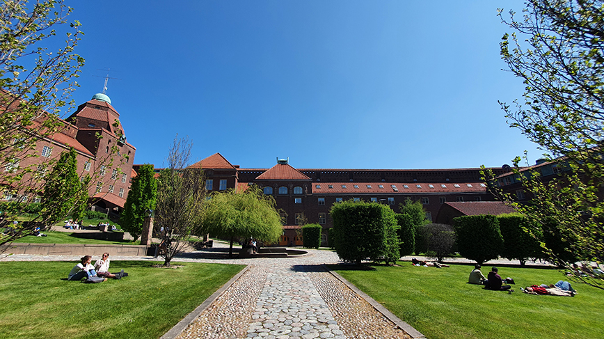 KTH:s centrala campusområde och delen som kallas borggården, en öppen yta med buskar och gräsmattor.