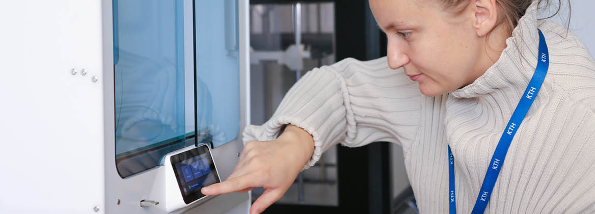 Kvinna vid 3D-printer
