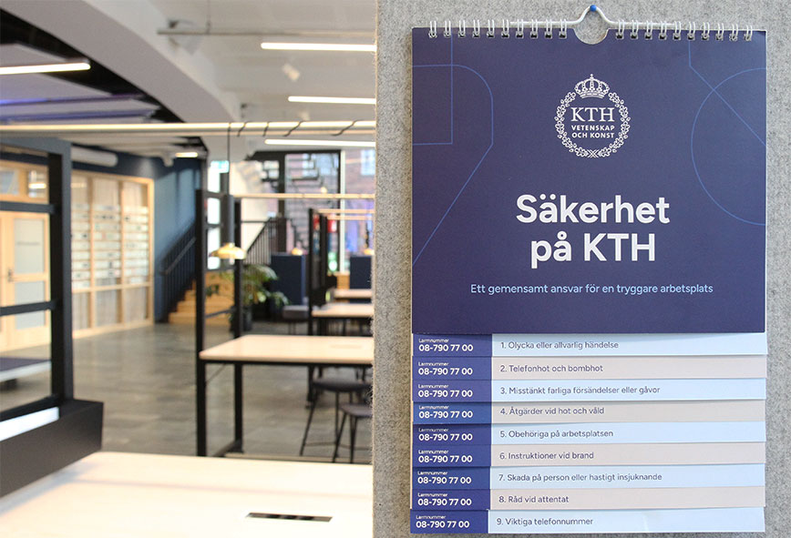 KTH:s säkerhetskalender uppsatt på en vägg.