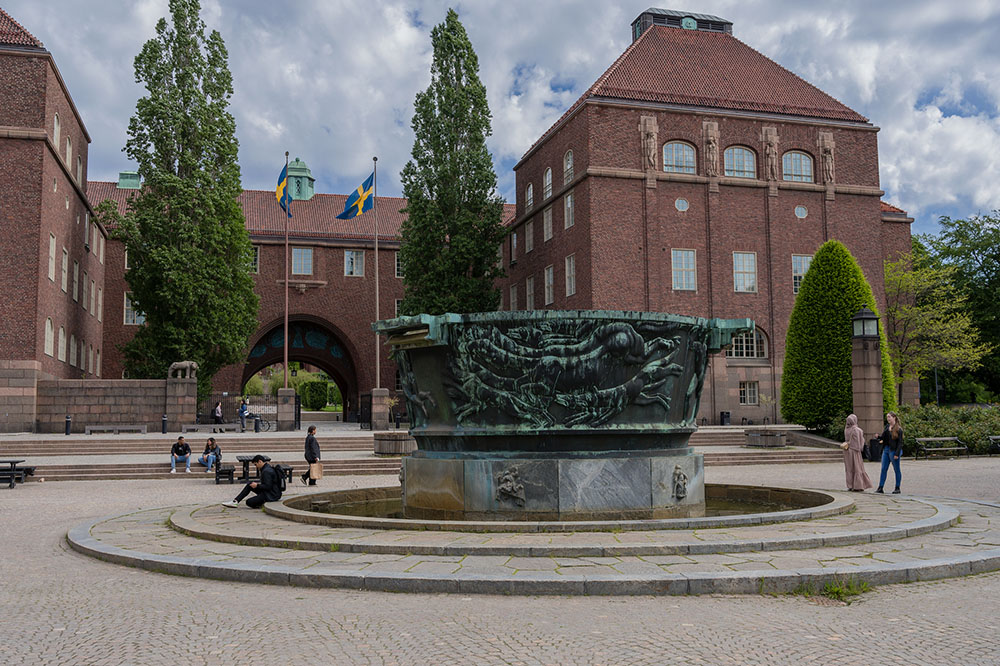 Industrimonumentet, en fontänskulptur av Carl Milles, på KTH campus