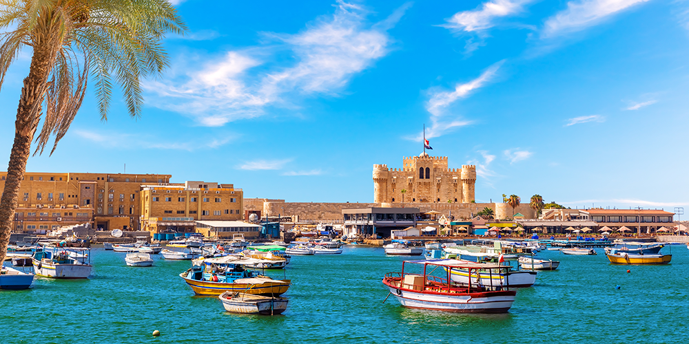 Vy över Alexandrias hamn med Qaitbays fort i bakgrunden