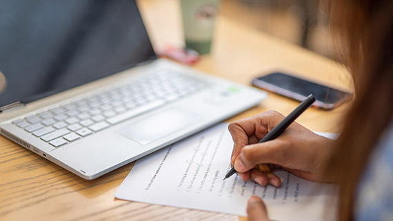 Student som skriver på papper.