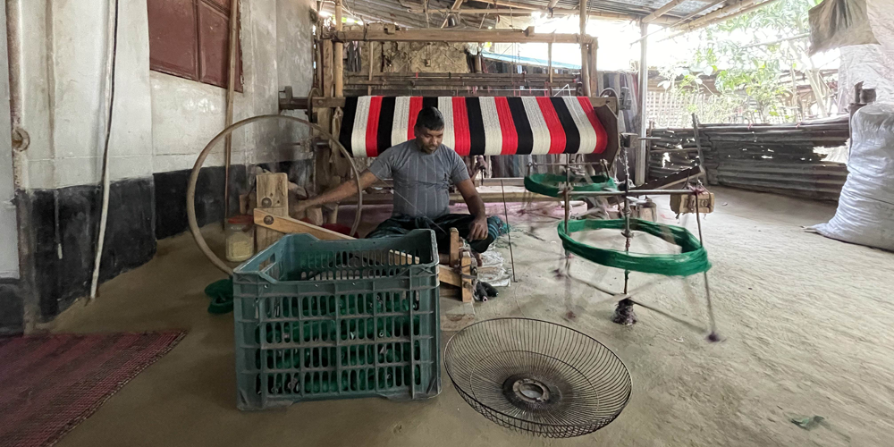 En man i Bangladesh återvinner textil.