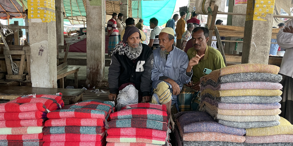 Tre män i Bangladesh säljer återvunna textilier.