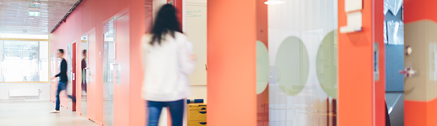 En student på väg in till ett kontor
