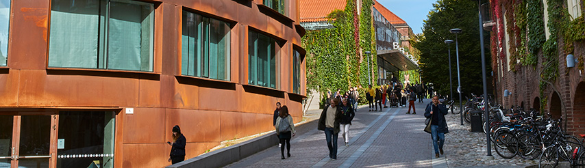 Studenter i Osquars backe utanför arkitekturhuset