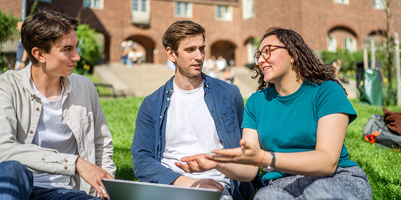 Tre studenter på borggården