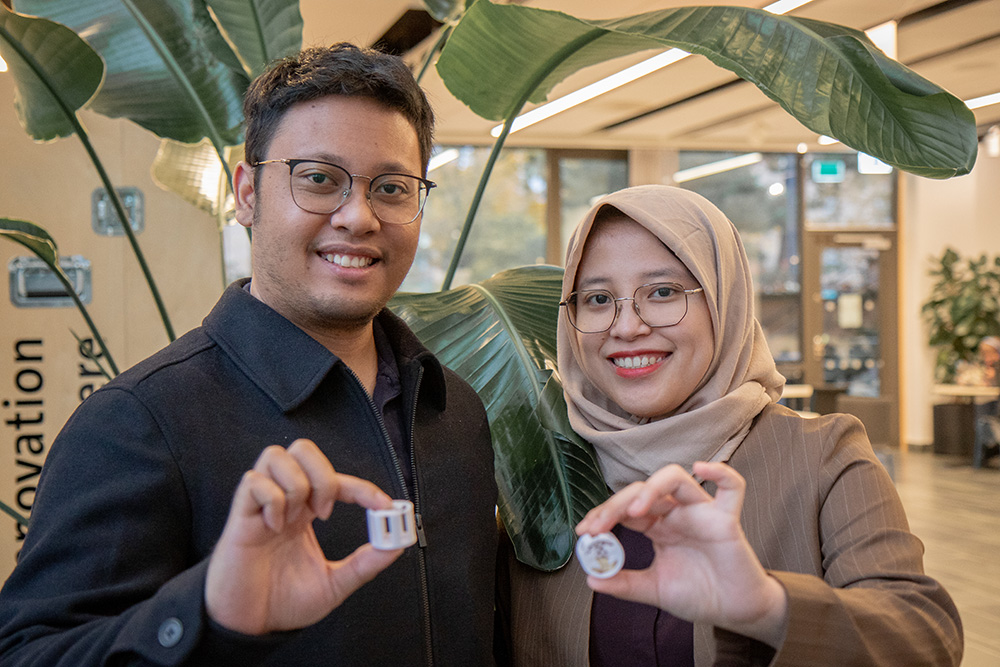 Jessika Jessika & Akbar Bagas Pramantya håller upp modeller av mikrostrukturerna.