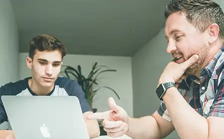 En student och en mentor vid en laptop
